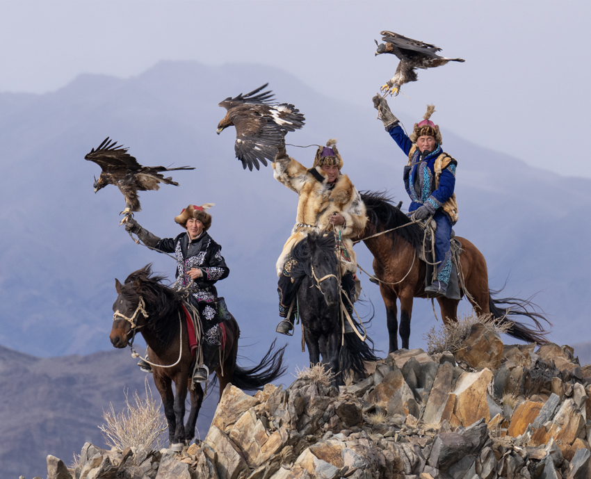 Golden_Eagle_Festival_in_Mongolia_with_Kazakh_eagle_hunters_on_horseback