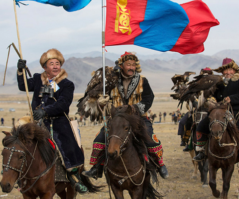 Golden_eagle_festival_and_eagle_hunters