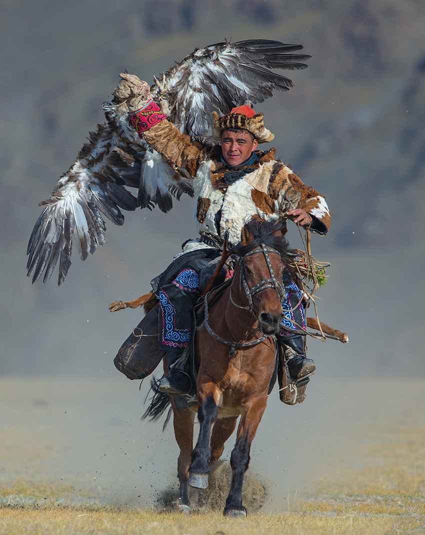 best-photography-location-mongolia-eagle-hunter